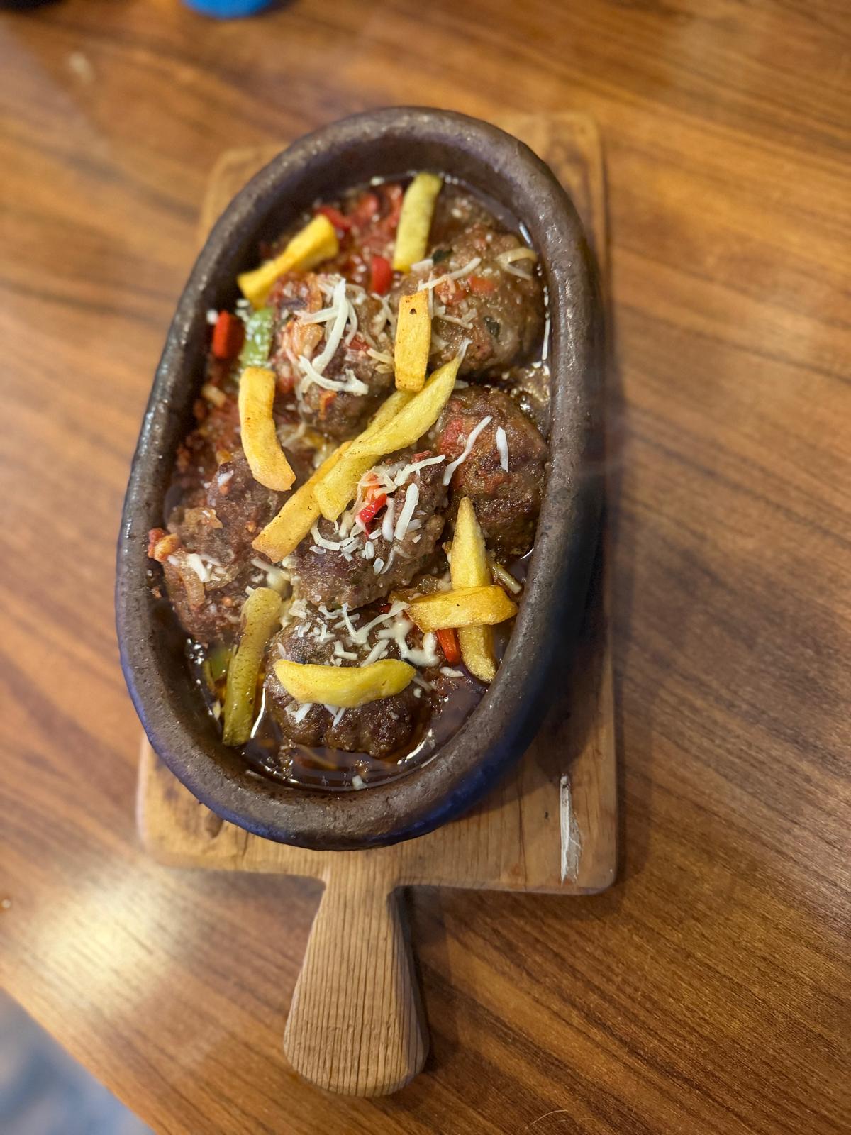 Güveçte Kaşarlı Köfte